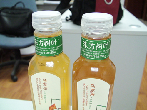 农夫山泉东方树叶茶饮料同口味色差大 厂家称是正常的自然现象